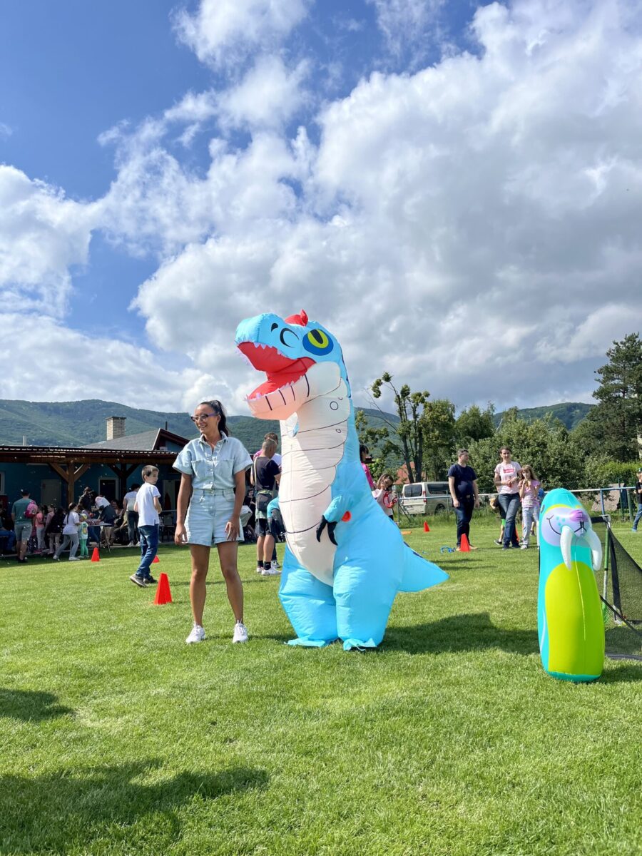 maskot aventurka events, maskot modrý dinosaurus, nafukovací maskot dinosaurus, maskot na detskú oslavu, maskot na deň detí, animačný program aventurka events